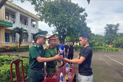 Người dân giao nộp 36 súng tự chế
