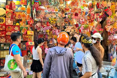 Rực rỡ sắc màu trăng Rằm trên phố Hàng Mã