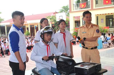 Gần 440 giáo viên, học sinh được tuyên truyền kiến thức an toàn giao thông
