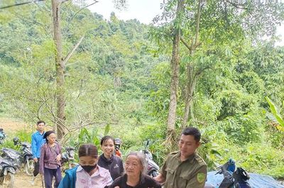 Kịp thời tìm thấy cụ bà đi lạc trong rừng sau nhiều giờ tìm kiếm