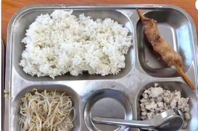 Hà Nội yêu cầu làm rõ phản ánh về bữa ăn bán trú tại Trường Tiểu học Trung Giã B