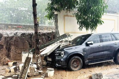 Mưa lớn ở Cam Ranh làm sập tường rào, đè móp đầu xe Ford Everest