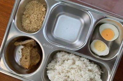 Suất ăn bán trú lèo tèo, gần 13h mới được ăn trưa: Trách nhiệm thuộc về ai?