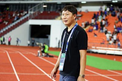 HLV Kim Sang Sik nhận tin buồn từ quê nhà, tạm gác bóng đá để lo hậu sự cho cha