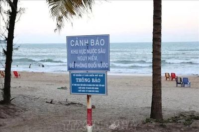 Cứu nạn 3 người bị dòng chảy cuốn xa bờ tại bãi biển Mỹ Khê