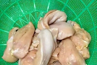 Hà Nội: Phụ huynh phát hiện gà, tôm bốc mùi được đưa đến trường để chế biến cho học sinh