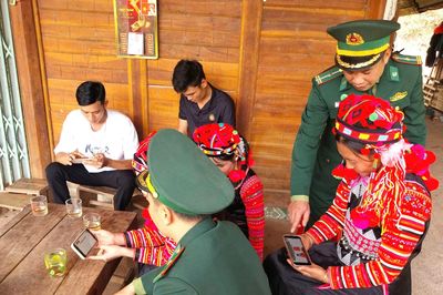 Người lính 'quân hàm xanh' góp sức ngày hội toàn dân