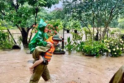 Công an Quảng Trị bám địa bàn giúp dân ứng phó ngập lụt