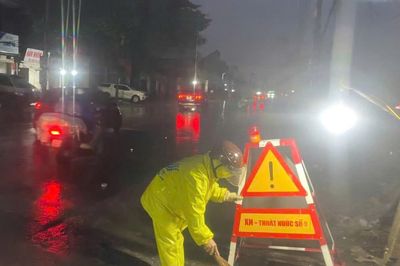 Mưa lớn diện rộng, nhiều tuyến phố Hà Nội ngập