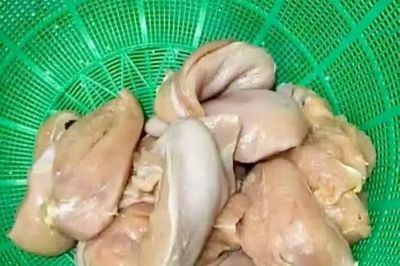 Hà Nội: Yêu cầu làm rõ vụ tôm, thịt 'bốc mùi' vào trường học