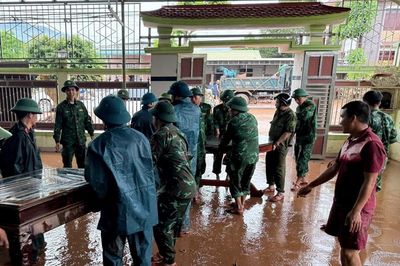 Bộ đội hỗ trợ hơn 2.000 người trở về nhà sau mưa lũ