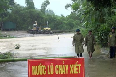 Trượt chân ngã xuống suối trên đường đi làm, người đàn ông bị lũ cuốn tử vong