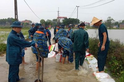 Chiến sĩ Lữ đoàn 28 gia cố hơn 2km đê, giúp dân chống ngập