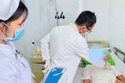 Cụ ông COPD lơ mơ, thở yếu vì tràn khí màng phổi