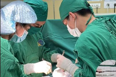 Cụ ông 95 tuổi tắc 3 tầng động mạch chân, nguy cơ mất chi
