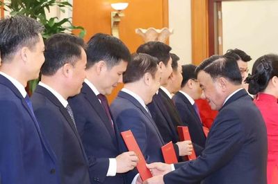 Hội nghị công bố 12 quyết định của Bộ Chính trị, Ban Bí thư về công tác cán bộ