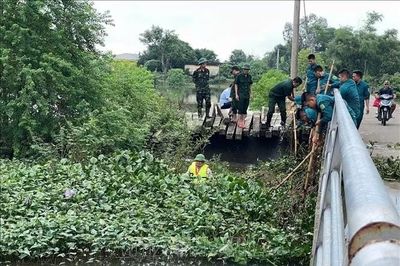 Khẩn trương khơi thông dòng chảy, tiêu thoát nước sau mưa lũ