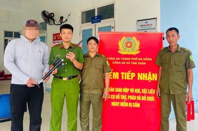 Người dân giao nộp vũ khí