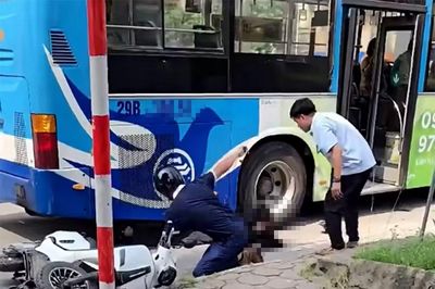 Cô gái bị xe buýt cán qua tay trên đường Phạm Hùng