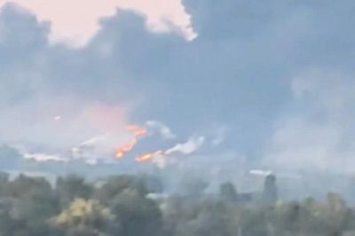 Video UAV Ukraine tập kích nhà máy lọc dầu Nga, khói đen kín bầu trời
