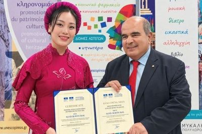 Sao Mai Huyền Trang nhận danh hiệu 'Nghệ sĩ tiên phong gìn giữ và phát huy âm nhạc dân gian 2026' tại Hy Lạp