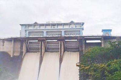 Mưa lớn ở khu vực phía nam tỉnh, một số hồ chứa điều tiết nước qua tràn