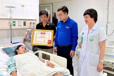 Cô giáo bị xe tải cán khi cứu học sinh được trao Huy hiệu 'Tuổi trẻ dũng cảm'