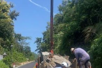 Đắk Lắk: Kịp thời xử lý tảng đá lớn lăn xuống mặt đường quốc lộ 27
