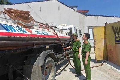 Phát hiện cơ sở thu mua phế liệu có dấu hiệu kinh doanh dầu không phép