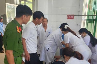Cứu người đàn ông đuối nước, ngừng thở sau khi lật ghe