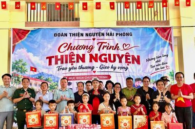 Trao tặng trên 400 triệu đồng hỗ trợ Trường PTDT bán trú Tiểu học và THCS Sơn Vĩ