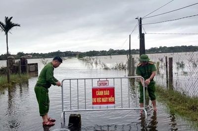 Mưa lớn gây ngập một số tuyến đường tại Quảng Trị