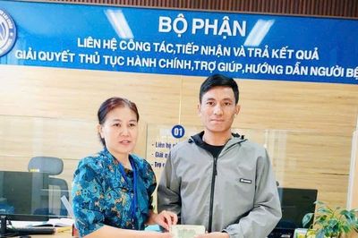 Cán bộ Bệnh viện Đa khoa tỉnh Lai Châu trao trả hơn 5 triệu đồng cho người đánh rơi