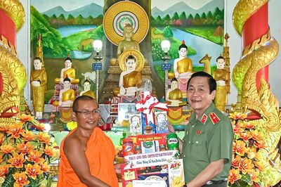 Thăm, chúc mừng đồng bào Khmer nhân lễ Sene Dolta