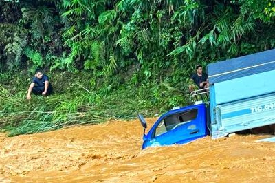 Qua suối lúc lũ ập về, xe tải bị nước cuốn trôi ở Đà Lạt