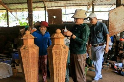 Đôi lục bình độc đáo từ vỏ quế