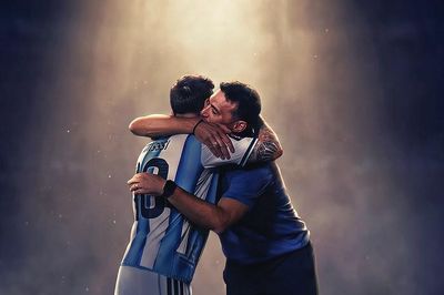 HLV Scaloni khóc chia tay Messi, úp mở tương lai với Argentina