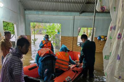 Lực lượng vũ trang tỉnh Quảng Ngãi giúp dân ứng phó mưa lớn