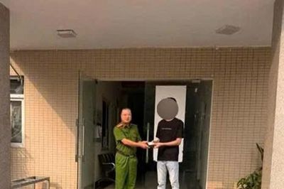 Trao trả tài sản đánh rơi cho người dân
