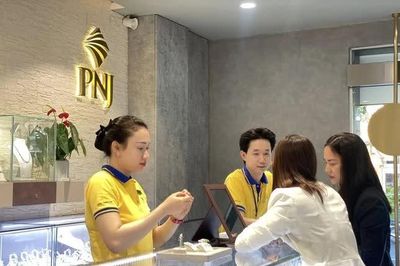 Cổ phiếu PNJ tăng kịch trần, Novaland ngược dòng