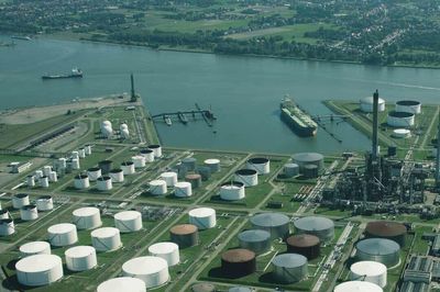Giá dầu hôm nay 9/10: Tăng 4%, tiến sát mốc 105 USD
