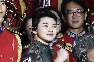 Woozi (SEVENTEEN) khiến người hâm mộ phấn khích dù đang đi nghĩa vụ quân sự