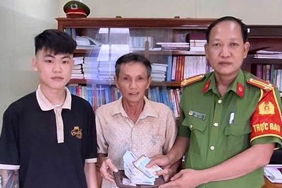 Công an đặc khu Phú Quốc hỗ trợ du khách nhận lại tài sản thất lạc
