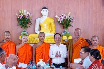 Lãnh đạo tỉnh Cà Mau thăm, chúc mừng đồng bào Khmer nhân Lễ Sene Dolta tại xã Hưng Hội
