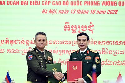 Đại tướng Phan Văn Giang hội đàm với Phó thủ tướng, Bộ trưởng Bộ Quốc phòng Campuchia
