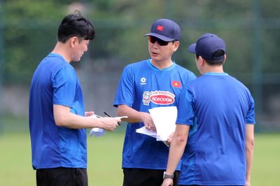 HLV Kim Sang-sik về Hàn, tìm trợ lý