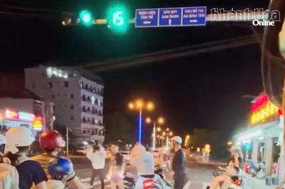 Công an phường Nam Nha Trang đưa 2 thanh niên ẩu đả giữa ngã tư đông người về làm việc