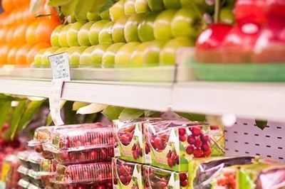 Trái cây nhập khẩu giảm giá, từ hàng cao cấp thành lựa chọn đi chợ hằng ngày