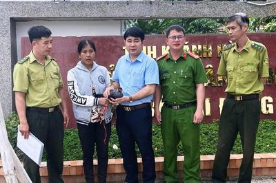 Người dân xã Bác Ái Đông tự nguyện giao nộp gà lôi tía, thả về rừng đặc dụng Phước Bình