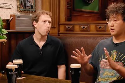 Khoảnh khắc Mark Zuckerberg 'phát hoảng' khi uống bia